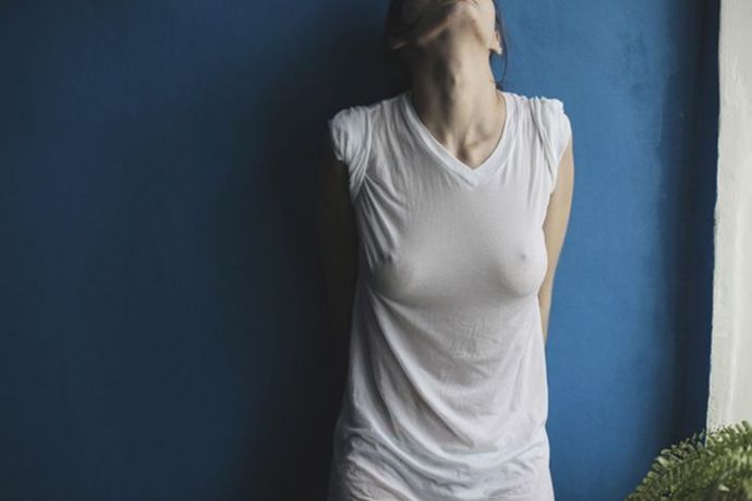 Мокрые белые футболки