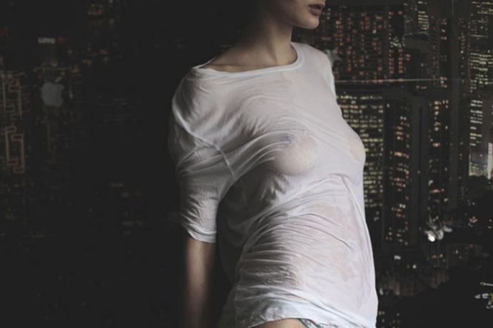 Мокрые белые футболки