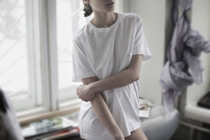 Мокрые белые футболки