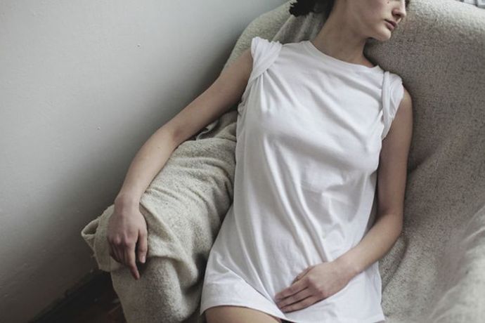 Мокрые белые футболки