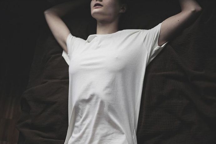 Мокрые белые футболки