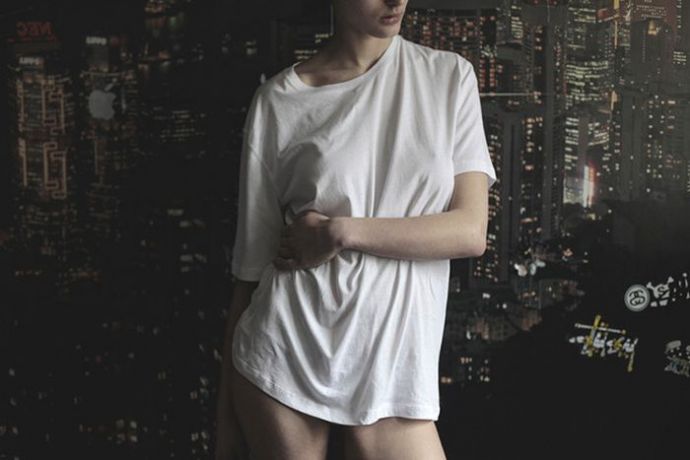 Мокрые белые футболки