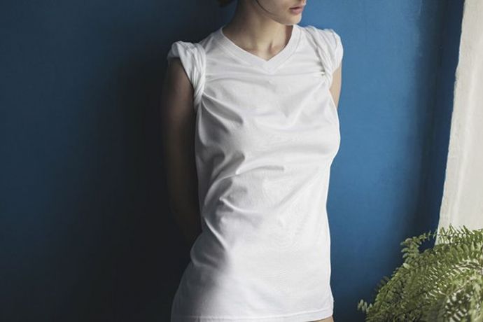 Мокрые белые футболки