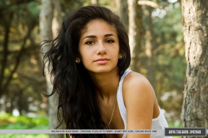 Молодая армянка голышом в лесу