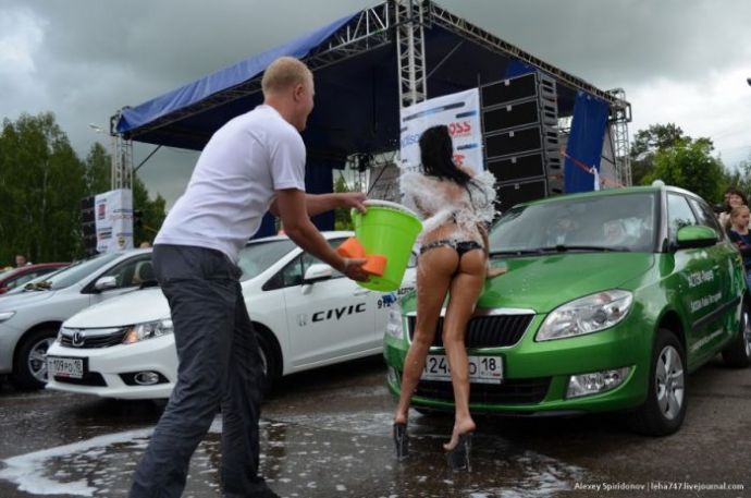 Мойка авто в бикини и конкурс "мокрых маечек"