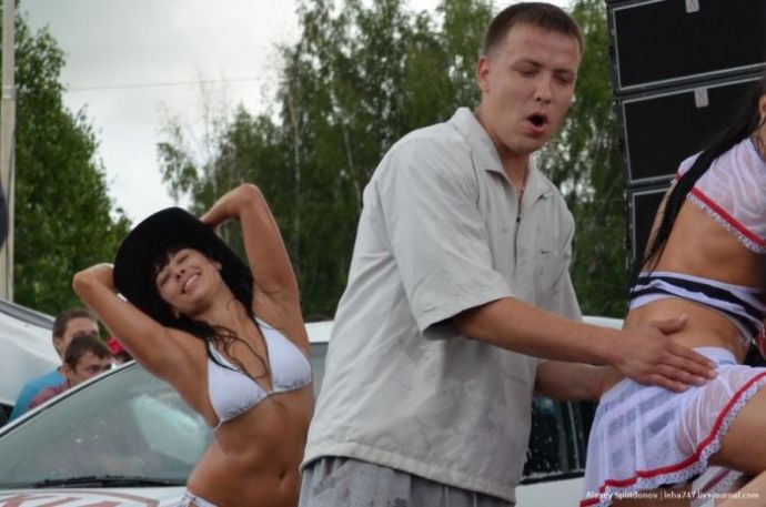 Мойка авто в бикини и конкурс "мокрых маечек"