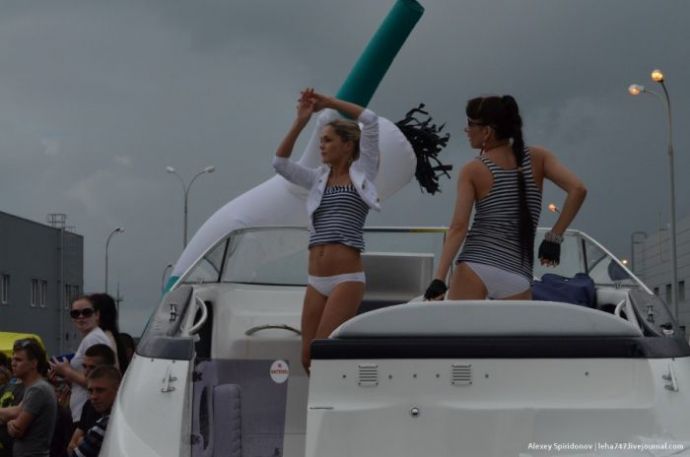 Мойка авто в бикини и конкурс "мокрых маечек"