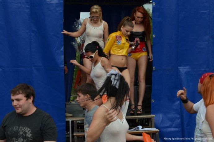 Мойка авто в бикини и конкурс "мокрых маечек"