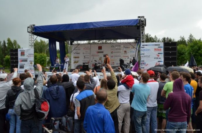 Мойка авто в бикини и конкурс "мокрых маечек"