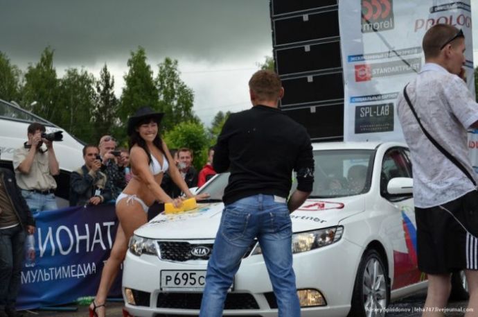 Мойка авто в бикини и конкурс "мокрых маечек"