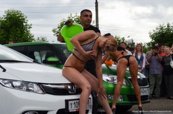 Мойка авто в бикини и конкурс "мокрых маечек"