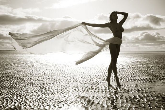 Обнаженные девушки на пляже