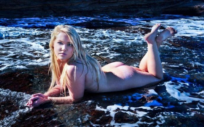 Обнаженные девушки на пляже