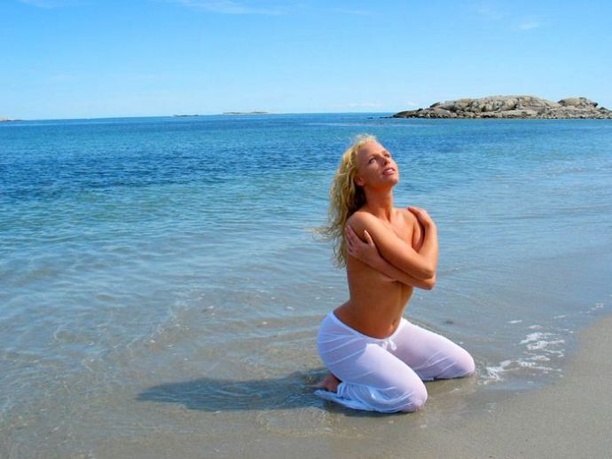 Обнаженные девушки на пляже