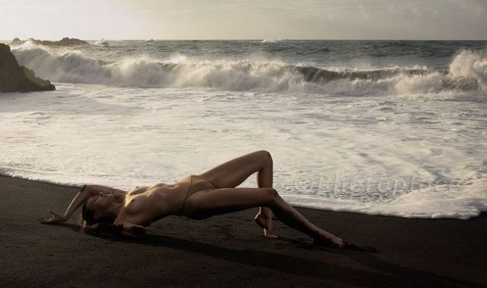 Обнаженные девушки на пляже