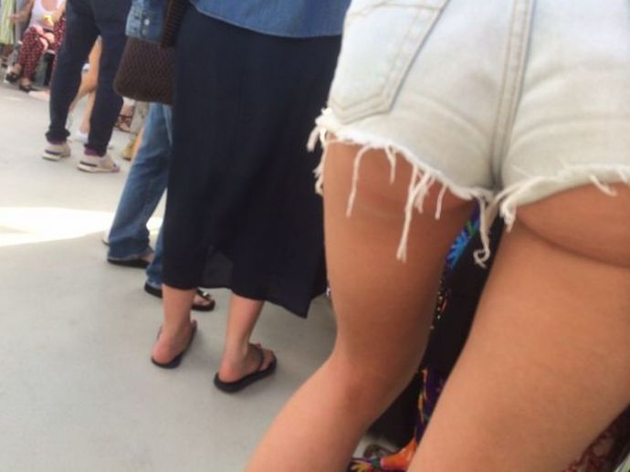 "Подглядываем" за девушками