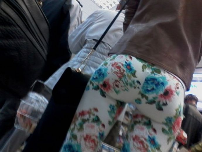 "Подглядываем" за девушками