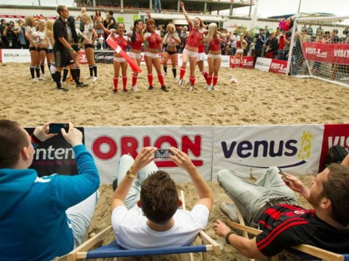 Порнозвезды сыграли в футбол