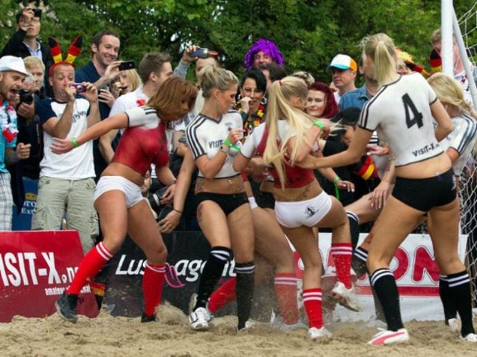 Порнозвезды сыграли в футбол