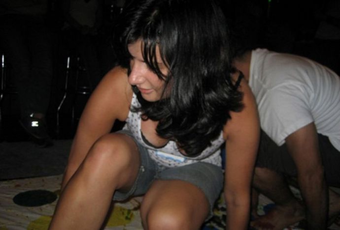 Пьяные девушки играют в Твистер