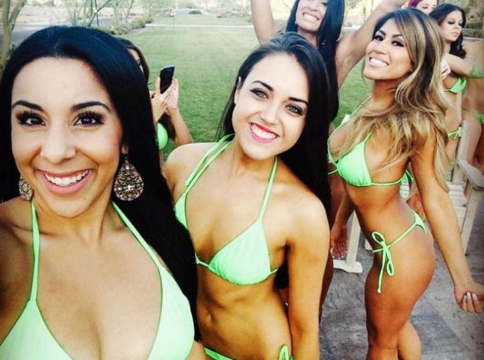 Сексуальные официантки в бикини