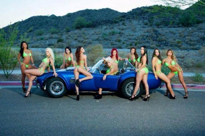 Сексуальные официантки в бикини