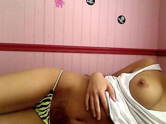 Татуировки на груди в виде сердечек