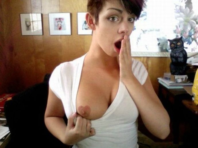 Татуировки на груди в виде сердечек