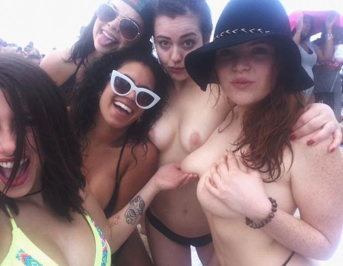 В Исландии женщины оголяют грудь в знак протеста против неравенства. НЮ