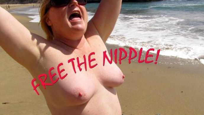 В Исландии женщины оголяют грудь в знак протеста против неравенства. НЮ