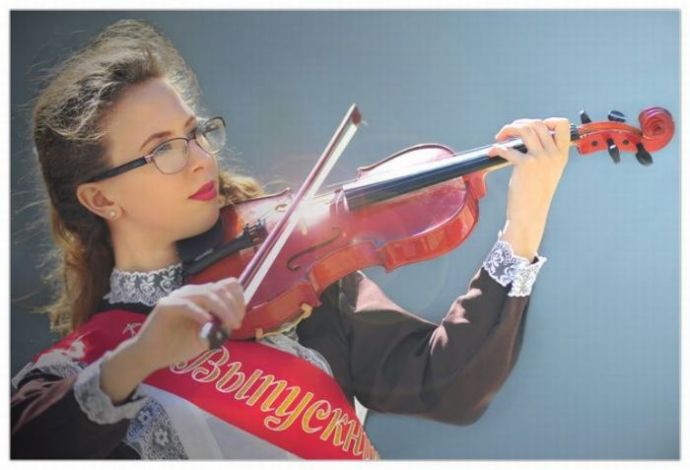 Выпускницы на экране монитора