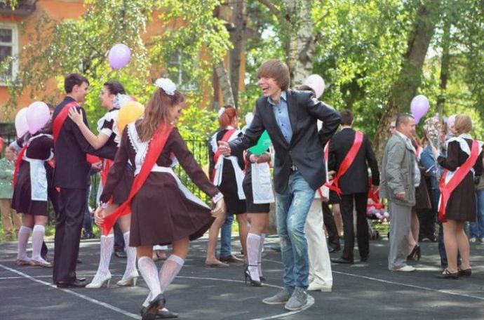 Выпускницы на экране монитора