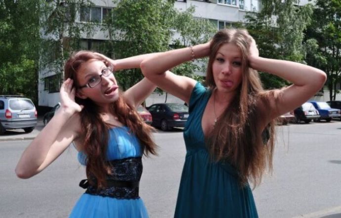 Выпускницы на экране монитора