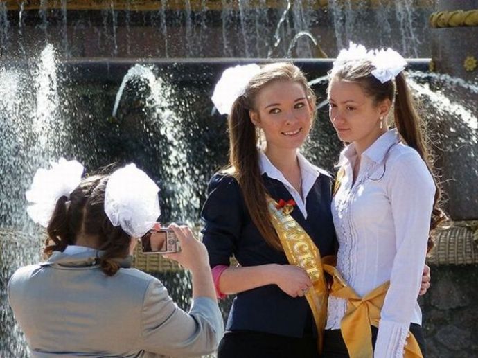 Выпускницы на экране монитора