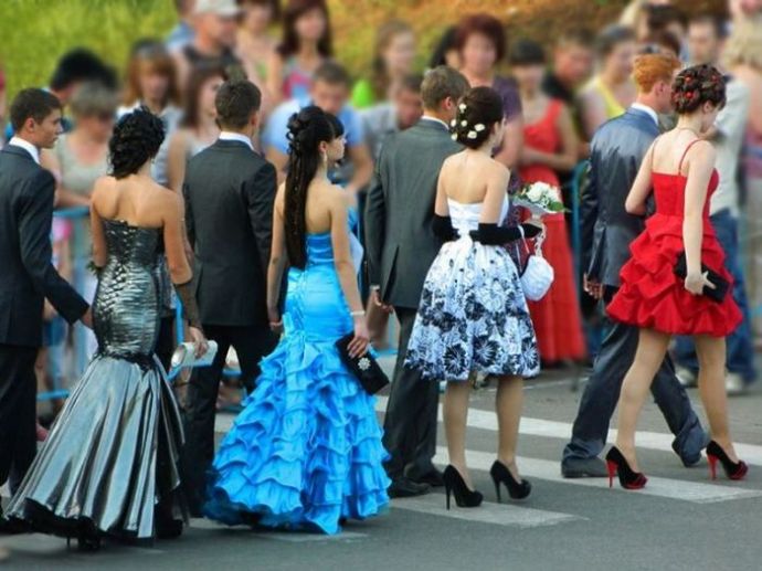 Выпускницы на экране монитора