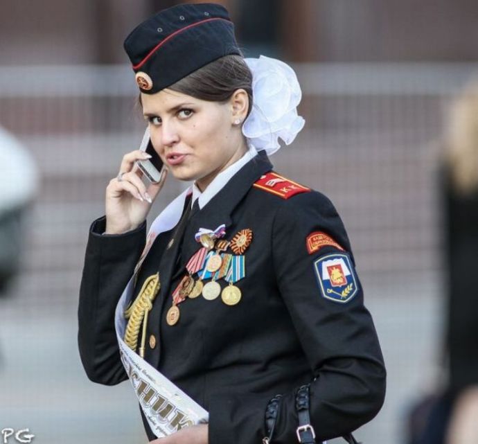 Выпускницы на экране монитора