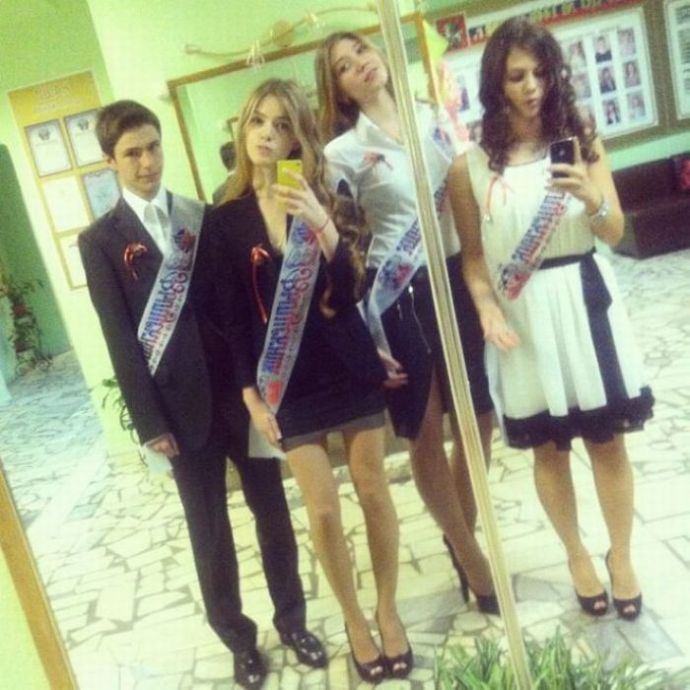 Выпускницы на экране монитора