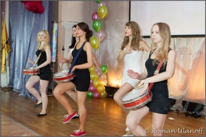 Выпускницы на экране монитора