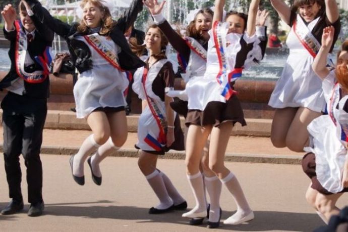 Выпускницы на экране монитора