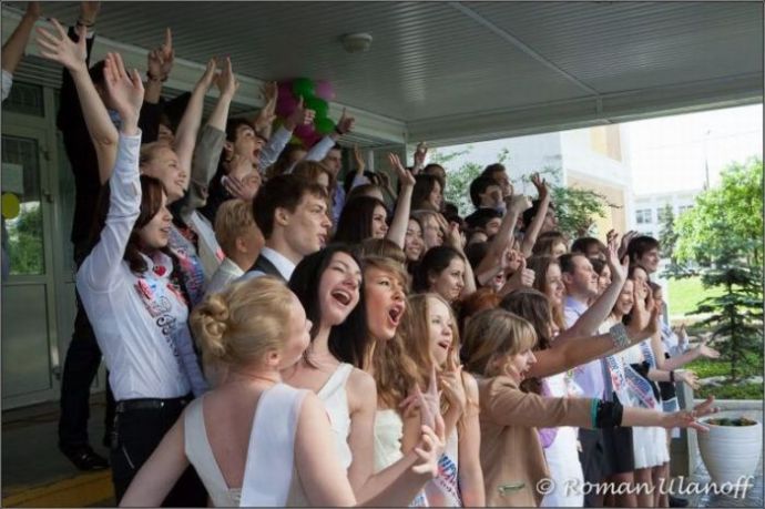 Выпускницы на экране монитора