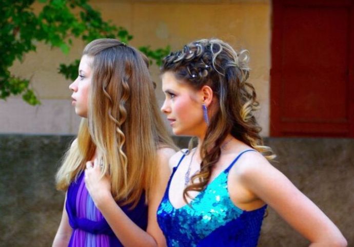 Выпускницы на экране монитора