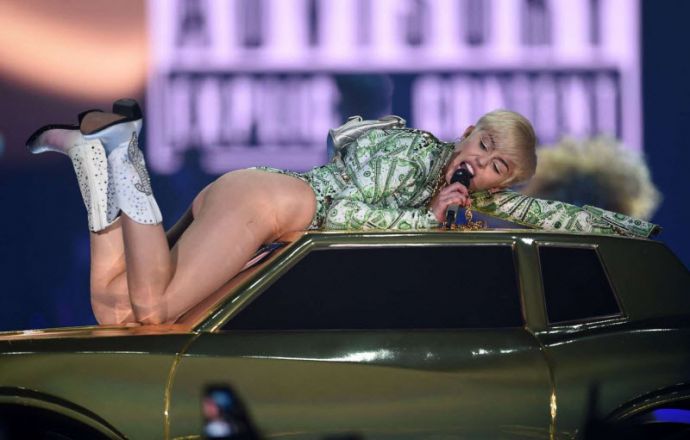 Выступление Майли Сайрус в Лондоне