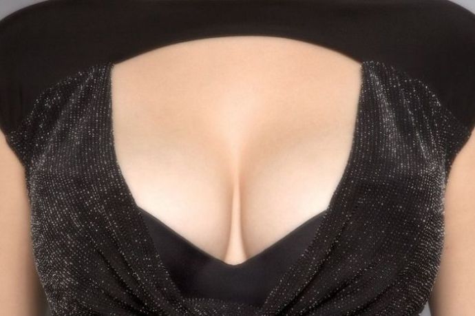 Женское декольте в разных нарядах