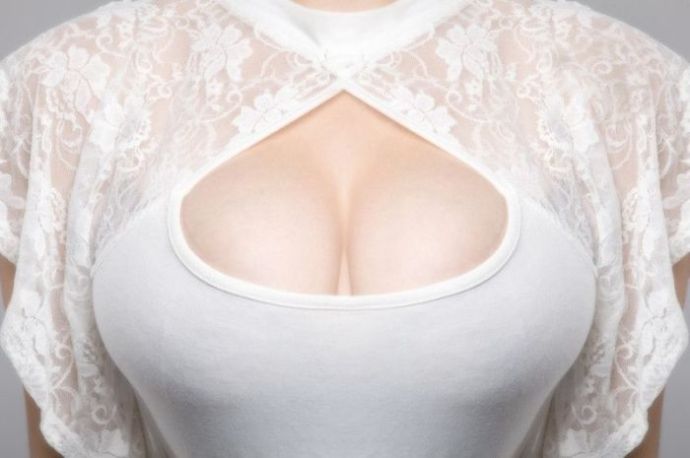 Женское декольте в разных нарядах