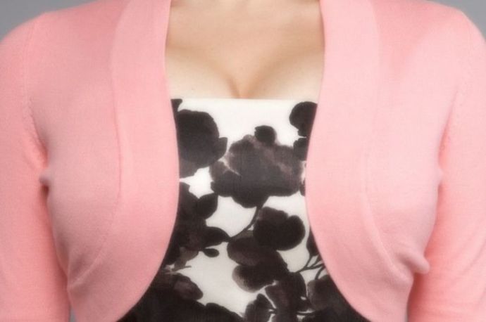 Женское декольте в разных нарядах