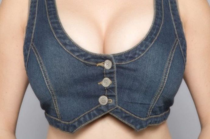 Женское декольте в разных нарядах