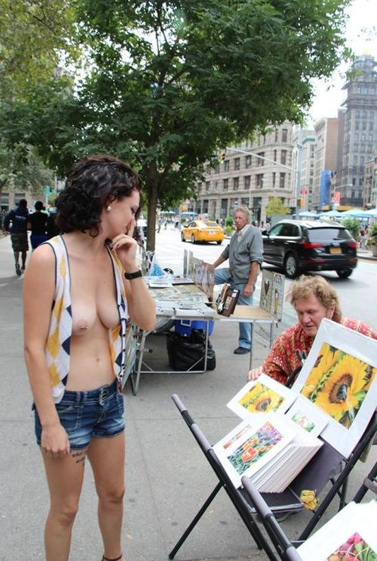 В Исландии женщины оголяют грудь в знак протеста против неравенства. НЮ В Исландии женщины оголяют грудь в знак протеста против неравенства. НЮ