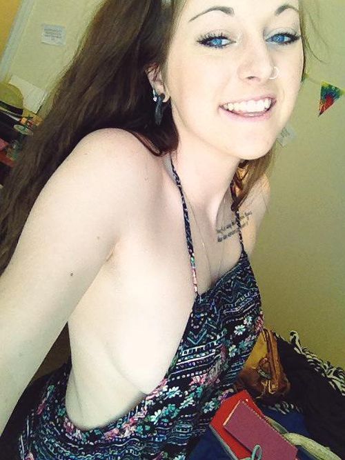 В Исландии женщины оголяют грудь в знак протеста против неравенства. НЮ В Исландии женщины оголяют грудь в знак протеста против неравенства. НЮ