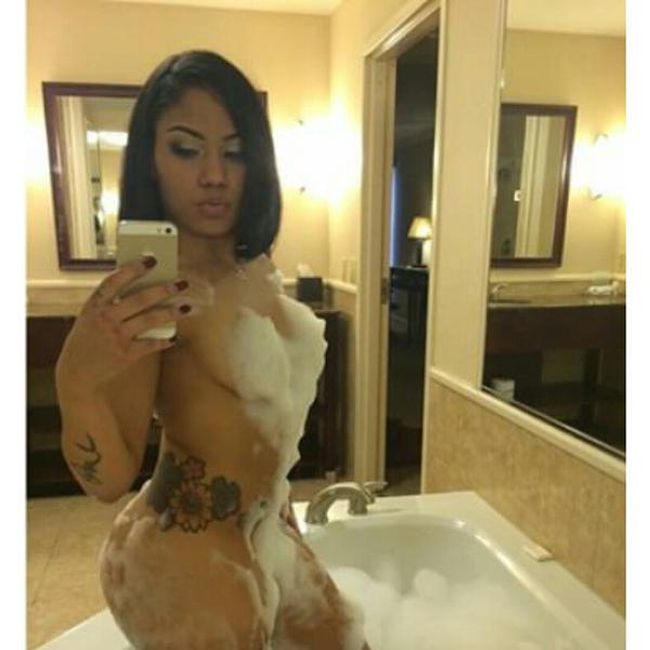 В Исландии женщины оголяют грудь в знак протеста против неравенства. НЮ В Исландии женщины оголяют грудь в знак протеста против неравенства. НЮ