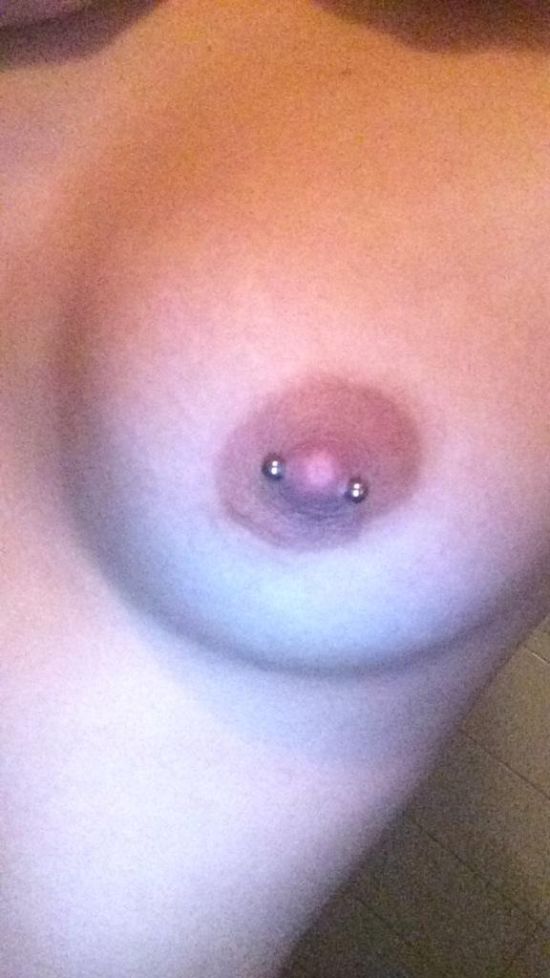 В Исландии женщины оголяют грудь в знак протеста против неравенства. НЮ В Исландии женщины оголяют грудь в знак протеста против неравенства. НЮ